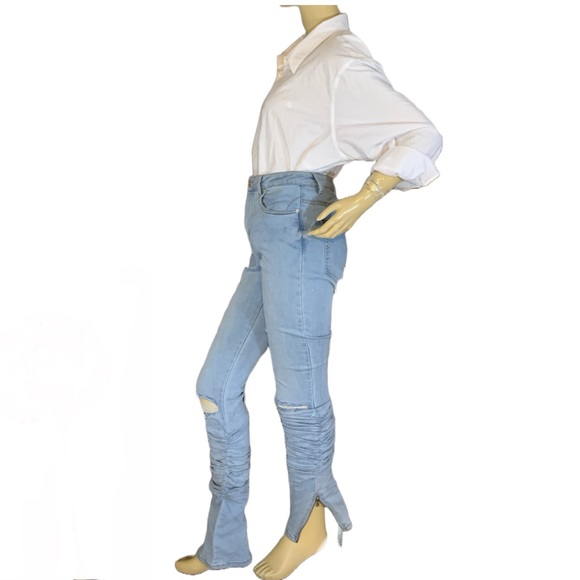 AKIRA LIGHTWASH DISTRESSED KNEE JEANS W/SCRUNCHED CALF AND ANKLE ZIPPERS (28) - Picture 6 of 14